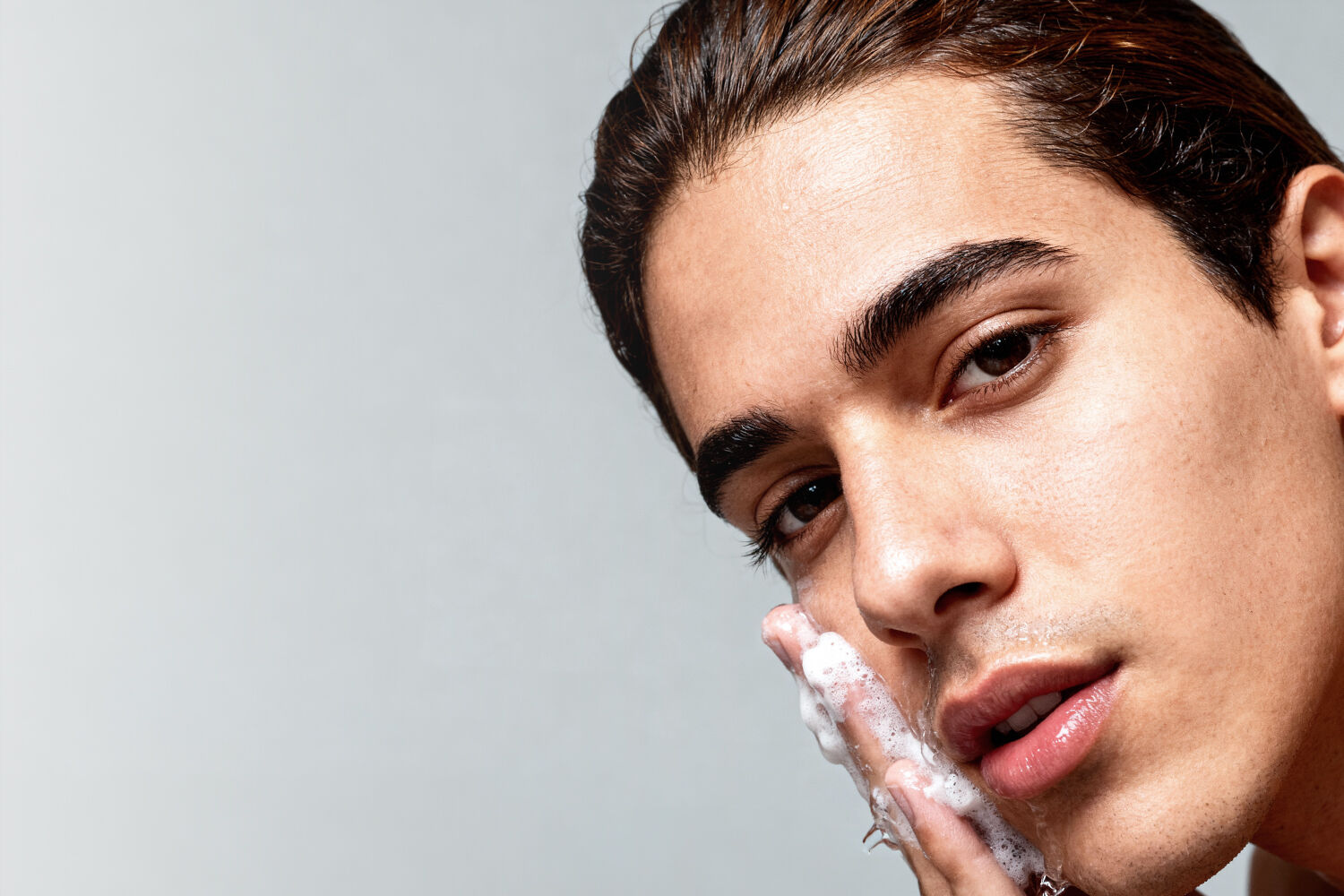 Tono desigual y manchas oscuras en la piel productos Cetaphil