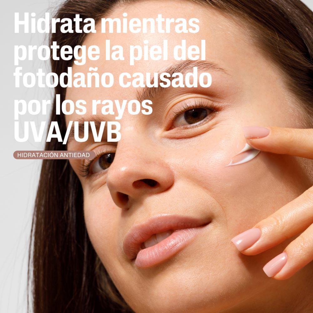 Mujer aplicando crema facial Cetaphil con protecci&oacute;n UV - hidrataci&oacute;n antiedad para piel sensible