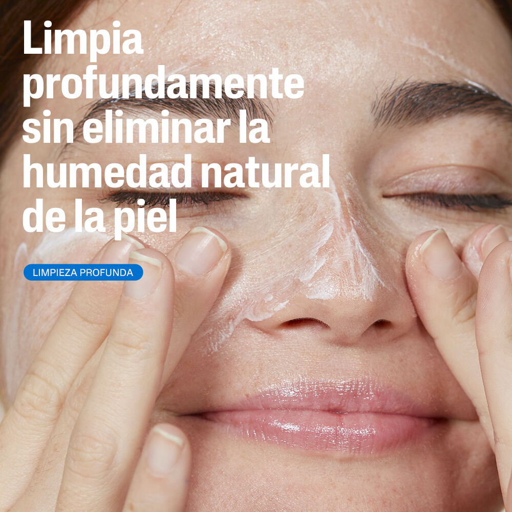 Rostro femenino aplicando limpiador Cetaphil limpieza profunda sin eliminar humedad natural