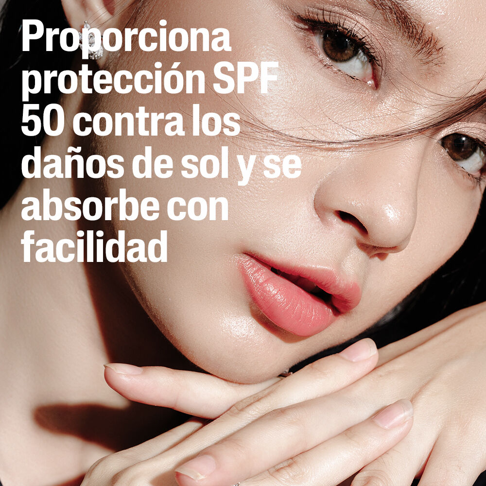 Mujer con piel luminosa protegida con hidratante Cetaphil FPS 50 absorci&oacute;n f&aacute;cil sin residuo blanco