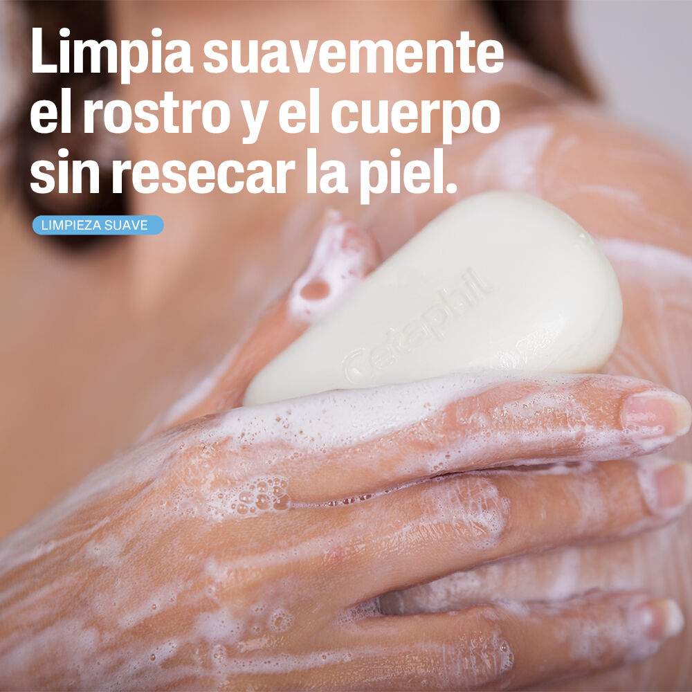 Manos aplicando barra dermolimpiadora Cetaphil que limpia suavemente rostro y cuerpo sin resecar
