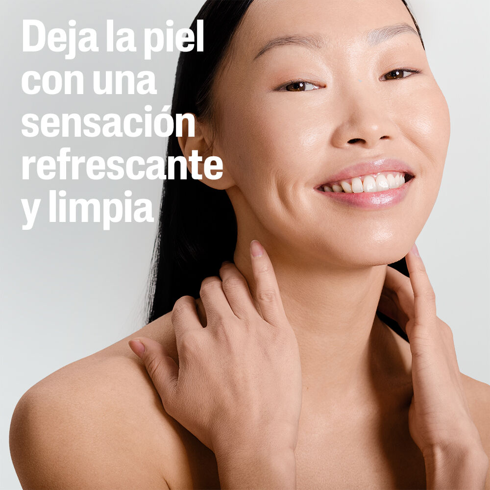 Rostro femenino sonriente piel refrescante limpia e hidratada con barra Cetaphil