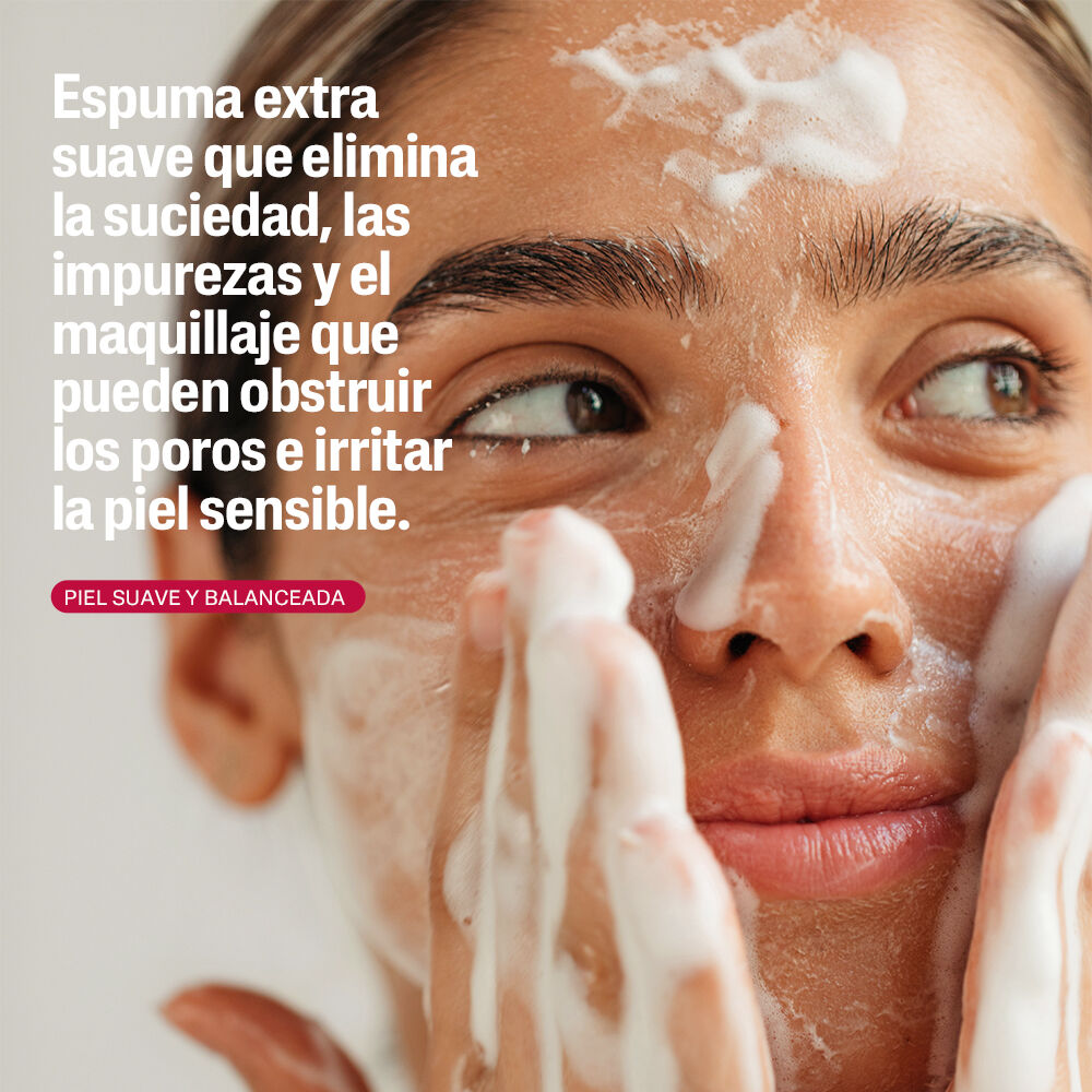 Mujer aplicando espuma limpiadora Cetaphil en rostro - elimina suciedad y maquillaje sin irritar piel sensible